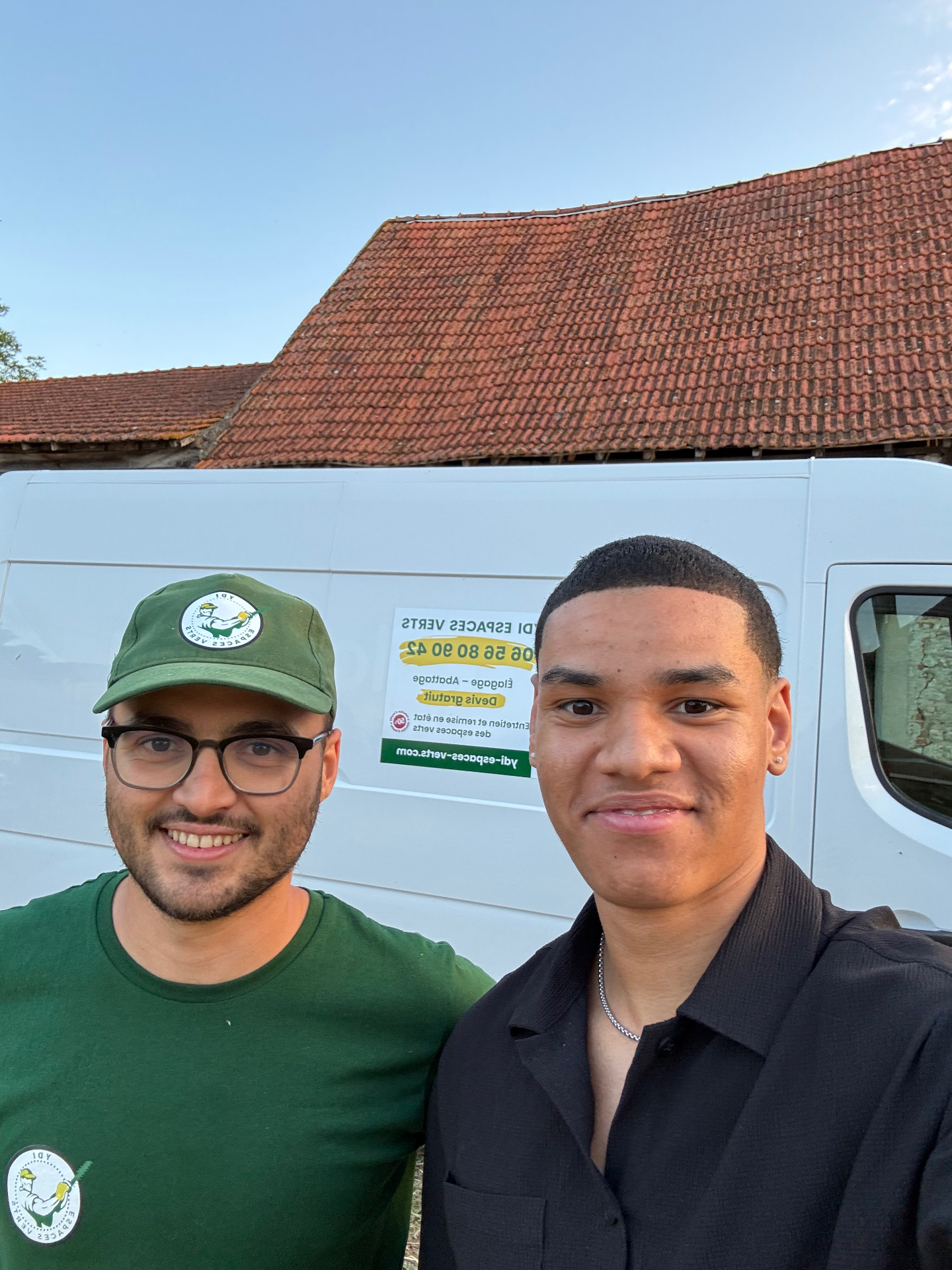 L'équipe Jardinads au côté d'un entrepreneur du paysage et de son camion professionnel